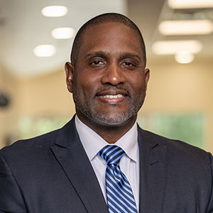 Alandus Sims headshot